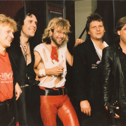 1986 - Der neue Bassist Christian Liebig gibt seinen Einstand auf dem neuen Album >Fünfte Jahreszeit<, danach geht es auf Tournee nach Kuba. Am 27. November erhält KARAT die >Goldene Europa<, überreicht von Peter Maffay. Die Single >Die fünfte Jahreszeit ⁄ Der Liebe Fluch< kommt in der BRD auf den Markt.