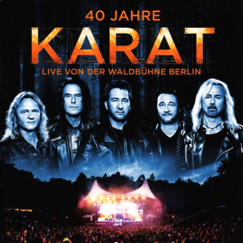 2015 - 40 Jahre KARAT - Doppel-CD - Live von der Waldbühne - CD 1 1. Steh Wieder Auf 2. Marionetten 3. Jede Stunde 4. Schwanenkönig (mit Matthias Reim) 5. Tanz Mit Der Sphinx 6. Falscher Glanz 7. Musik Zu Einem Nicht Existierenden Film 8. Auf Den Meeren 9. Abendstimmung (mit Ute Freudenberg) 10. Gewitterregen 11. Der Albatros (mit Gregor Meyle) 12. Soll Ich Dich Befreien (mit Gregor Meyle) CD 2 1. Sag Seit Wann 2. Seelenschiffe 3. Hab Den Mond Mit Der Hand Berührt 4. Blumen Aus Eis 5. Mich Zwingt Keiner Auf Die Knie 6. In Deiner Galerie 7. Das Narrenschiff 8. Der Blaue Planet 9. Über Sieben Brücken Musst Du Gehn 10. Weitergehn 11. König Der Welt 12. Magisches Licht