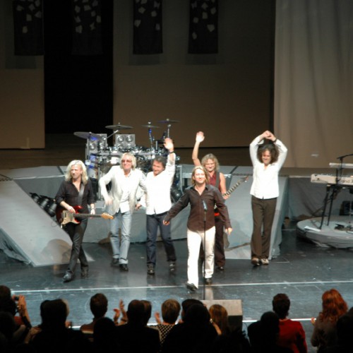 2007 - Neben den umjubelten Konzerten ist es vor allem der Namensstreit, der die Band und ihre Fans in Atem hält. Am 19. Juni ist es endlich so weit: Die Band hat den Namen KARAT zurück! Im Sommer geht es gemeinsam mit den Puhdys, Silly, Ute Freudenberg, Veronika Fischer, Dirk Michaelis, Werther Lohse und dem Filmorchesters Babelsberg auf ″Ost-Rock-Klassik″-Tour. Das dazugehörige Album entert die deutschen LP-Charts, eine DVD folgt. Am 18. August tritt KARAT in der Dresdner Semperoper zum fünften Jahrestag der ″Jahrhundertflut″ auf und wird dort mit dem erstmals vergebenen Frank-Köckritz-Preis für ihr Benefiz-Engagement ausgezeichnet.