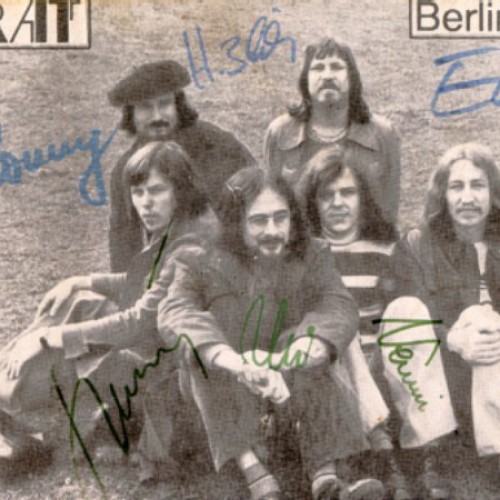 1975 - Bassist Henning Protzmann (Panta Rhei) und Gitarrist/Sänger Ulrich Pexa (Frank Schöbel) beschließen, eine eigene Gruppe aus der Taufe zu heben. Christian Steyer (keyboards), Schlagzeuger Konrad Burkert (Lift) und Sänger Hans-Joachim Neumann (Neue Generation) komplettieren das Line-up. Nach den ersten Proben steigt Steyer wieder aus, um sich auf die Schauspielerei zu konzentrieren. An seine Stelle tritt Ulrich (Ed) Swillms, der den Gitarristen/Sänger Herbert Dreilich (beide Panta Rhei) mitbringt. Die Band nennt sich KARAT und gibt ihr Konzert-Debüt am 22. Februar in Heidenau. Die Single >Leute, welch ein Tag / Du und ich< erscheint bei AMIGA.