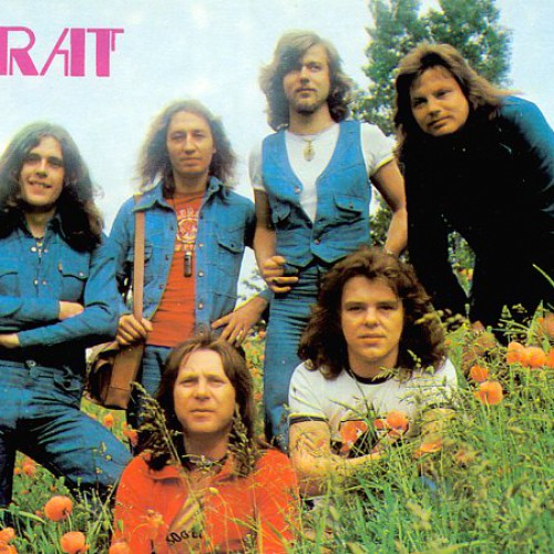 1976 - Die Gruppe erringt beim III. Interpretenwettbewerb der Unterhaltungskunst in Karl-Marx-Stadt eine Silbermedaille. Bernd Römer (Gitarre) und Michael Schwandt (Schlagzeug) von der Horst-Krüger-Band ersetzen Ulrich Pexa und Konrad Burkert. Bei AMIGA erscheint die zweite KARAT-Single >Das Monster / Abendstimmung<.