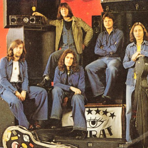 1977 - KARAT gewinnt die Goldmedaille der V. Leistungsschau der Unterhaltungskunst. Hans-Joachim Neumann muss zur Armee und scheidet ersatzlos aus.