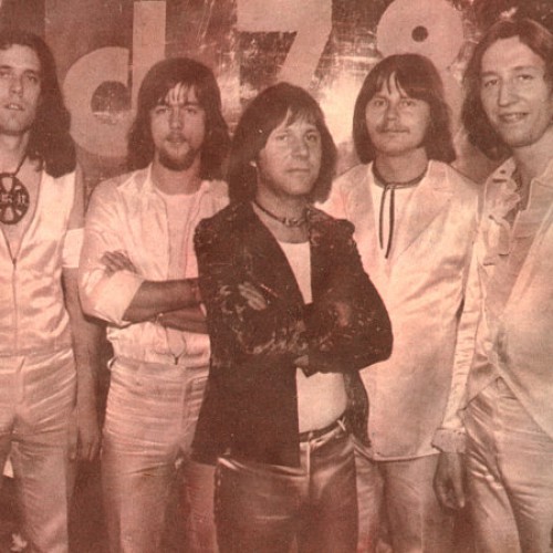 1978 - Die erste LP KARAT erscheint. Die Band erhält für ihre unterrichtsergänzenden >Schülerkonzerte< den Kunstpreis der FDJ. Zu den XI. Weltfestspielen in Havanna⁄Kuba erscheint der Song >Dieser Sommer<, auch in der spanischen Version >Ay, ay, qué verano<. Ed Swillms vertont das Gedicht >Über sieben Brücken mußt du gehn<, das Helmut Richter für den gleichnamigen Fernsehfilm geschrieben hatte. Mit der B-Seite >Rock-Vogel< erscheint der Titel als Single und wird ein großer Erfolg. Mit diesem Lied und >König der Welt< gewinnt KARAT den Grand Prix des Internationalen Schlagerfestivals Dresden '78. Bei Teldec⁄Pool erscheint in der BRD die Single >König der Welt ⁄ Reggae Rita Star<.