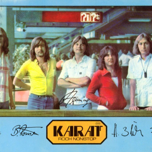 1979 - Bei AMIGA erscheint die zweite KARAT-LP ″Über sieben Brücken″. Die Gruppe erhält den Kunstpreis der DDR und den Interpretenpreis des Jugendmagazins ″neues leben″, mit dem KARAT die Puhdys als beliebteste Band der DDR erstmals ablöst. Unter dem Titel ″Albatros″ wird das Album bei Teldec⁄Pool in der BRD veröffentlicht. Der Titel ″He Mama″ wird dabei gegen ″König der Welt″ getauscht. ″Über sieben Brücken mußt du gehn″ kommt als Single-Auskopplung mit ″Blues″ auf der B-Seite in die West-Läden.