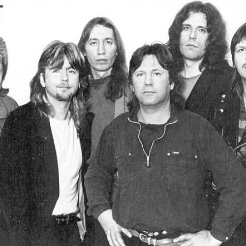 1982 - Die LP ″Der blaue Planet″ erscheint und wird ein Riesenerfolg. Die Single ″Jede Stunde ⁄ Falscher Glanz″ entert die Top Ten in der BRD. KARAT tritt in der ZDF-Hitparade von Dieter Thomas Heck auf und belegt mit ″Jede Stunde″ den zweiten Platz. Als bliebteste Band der DDR erringt KARAT nach einjähriger Pause wieder den Interpretenpreis des Jugendmagazins ″neues leben″.