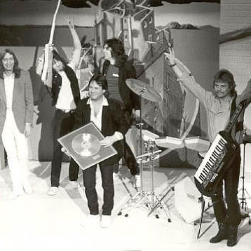 1983 - Am 13. Mai wird ″Der blaue Planet″ in Westdeutschland als erste DDR-LP mit der ″Goldenen Schallplatte″ für 250.000 verkaufte Exemplare ausgezeichnet. In der DDR erscheint die Single ″Kalter Rauch ⁄ Flipper″. KARAT gewinnt erneut den Interpretenpreis des Jugendmagazins ″neues leben″.