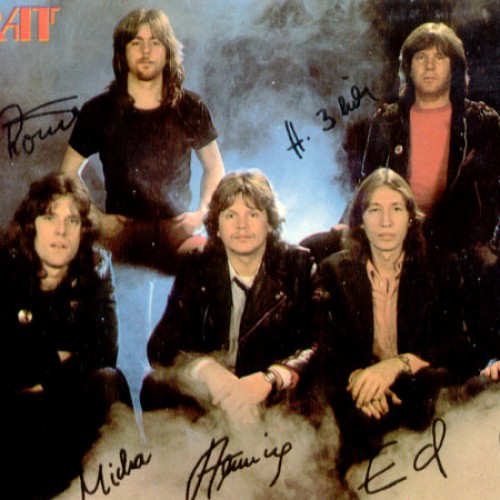 1984 - Das fünfte Album ″Die sieben Wunder der Welt″ wird veröffentlicht. Ab März ersetzt Thomas Kurzhals als fester zweiter Keyboarder den ″Dauergast″ Thomas Natschinski. Am 14. März wird die LP ″Albatros″ (Titel der ersten LP in der BRD) ebenfalls vergoldet. KARAT und Textautor Norbert Kaiser werden am 7. Oktober, dem Nationalfeiertag der DDR, mit dem Nationalpreis für Kunst und Literatur geehrt. ″Kalter Rauch″ erscheint mit der B-Seite ″Unterwegs nach Haus″ als Single in der BRD.