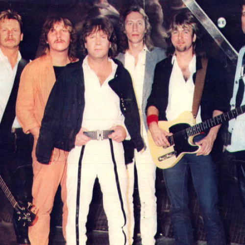 1985 - KARAT geht zum 10-jährigen Bestehen auf ausgedehnte Tournee. Ein Konzertmitschnitt aus dem Steintor-Variete in Halle⁄Saale erscheint auf der Doppel-LP ″Auf dem Weg zu euch″ (bei Teldec⁄Pool als ″KARAT live″). Erstmals ohne Ulrich Swillms entstehen zwei neue Studio-Titel: ″Hab den Mond mit der Hand berührt″ und ″Halleluja Welt″. Bernd Römer, ″Ed″ Swillms und Herbert Dreilich nehmen - gemeinsam mit anderen Künstlern wie Uwe Hassbecker von ″Stern Meissen″, Hans-Jürgen Reznicek und Tamara Danz von ″Silly″, Toni Krahl von ″City″, Mike Kilian von ″Rockhaus″ - an dem Projekt ″Gitarreros″ teil.