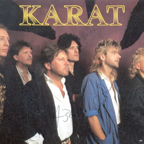 1987 - Pünktlich zum Jahresanfang erscheint ″Fünfte Jahreszeit″, das sechste Studio-Album mit namhaften Gästen - u.a. Tamara Danz (Silly) als Duettpartnerin bei ″Die Glocke Zweitausend″, Toni Krahl (City), Mike Kilian (Rockhaus) und Jürgen Ehle (Pankow). Henning Protzmann, langjähriger Bassist und organisatorischer Kopf von KARAT, ist nicht mehr an Bord. Für ihn ist Christian Liebig von Engerling gekommen. Mit ″In deiner Galerie ⁄ Der Fahrradverkäufer″ wird im Westen eine weitere Single ausgekoppelt.