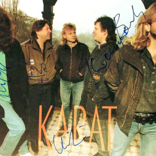 1990 - Die LP ″...im nächsten Frieden″ erscheint, fällt mit nicht einmal einer halben Stunde Gesamtspielzeit recht kurz aus und bleibt in den Ereignissen und Umwälzungen der Wende weitgehend unbeachtet. Enthalten ist u.a. ein Remake von ″Über sieben Brücken″ im Klassikgewand, das von Herbert Dreilich und Peter Maffay im Duett gesungen wird. ″Atemlos ⁄ Magie der Nacht″ und ″Über sieben Brücken ⁄ ...im nächsten Frieden″ werden als Singles veröffentlicht.