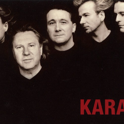 2000 - 25 Jahre KARAT: Die Best-of-CD ″Ich liebe jede Stunde″ erscheint, u.a. mit drei neuen Tracks (″Wo bist du″, ″Laß das Licht herein″, ″Kleine Dinge″) und drei Remakes (″Jede Stunde″, ″Glocke 2000″, ″Schwanenkönig″). Zum Jubiläumskonzert in der Berliner Wuhlheide spielen die Kinder der Bandmitglieder für ihre Väter das Stück ″Abendstimmung″. Ebenfalls dabei sind Ulrich ″Ed″ Swillms, Henning Protzmann, Thomas Natschinski, Thomas Kurzhals und Peter Maffay. Die Konzert-CD erscheint im Frühjahr 2001 mit einem enhanced Track und einem Video.