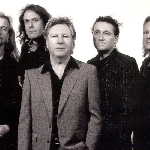 2003 - Das neue Album ″Licht und Schatten″, die erste Veröffentlichung auf dem Label ZYX Music, kommt in die Läden. KARAT erhält den Media-Control-Preis für ″Der blaue Planet″, das meistverkaufte Album einer DDR-Gruppe. Ende August gibt eine schwerwiegende Magenerkrankung Anlass zu neuer Sorge um Herbert Dreilich, der sich jedoch glücklicherweise erneut nicht auf die Knie zwingen läßt. Alle Konzerte des Restjahres, inklusive der von RTL präsentierten Ostival-Tour, die KARAT zusammen mit den Puhdys und City durch die alten Bundesländer hätte führen sollen, müssen jedoch abgesagt werden.