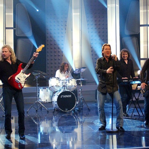 2005 - Claudius Dreilich übernimmt als Sänger von KARAT das Erbe seines Vaters. Den Auftakt macht der neue Titel ″Melancholie″. Die ″30-Jahre-KARAT-Tour″ wird ein Riesenerfolg. Kurz darauf erscheint die erste KARAT-DVD. Und eine Legende kehrt zur Band zurück: Ed Swillms. Im Juni wählen 10.000 T-Online-User den Titel ″Über sieben Brücken mußt du gehn″ zum zweitgrößten deutschen Hit aller Zeiten. Doch zum Jahresende folgt ein Schock: Der Rechtsstreit um den Namen KARAT mit der Witwe von Herbert Dreilich beginnt. Am 29.12. gibt KARAT in Rostock ihr vorläufig letztes Konzert - als ″K...!″ soll die Band von nun an ihren Weg weitergehen. / Foto Benjamin Weinkauf