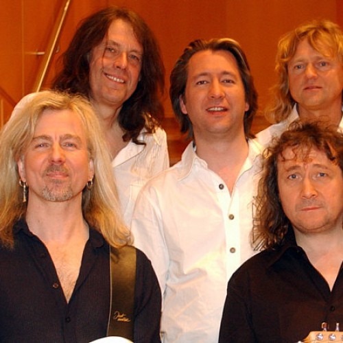 Bereits am 1. Januar 2009 steht KARAT wieder auf der Bühne - als Gratulant zum 40. Bandgeburtstag der Puhdys. Als Geschenk bringen sie den Titel ″Euch zwingt keiner auf die Knie″ mit, eine für diesen Anlass umgetextete Variation von ″Mich zwingt keiner auf die Knie″. Anfang Mai gibt KARAT im Kosovo Konzerte für die UN-Friedenstruppen der Bundeswehr. Im Sommer erscheint ″Ostrock in Klassik - Volume II″ auf CD. Mit dem Coversong ″Sommerregen″ taucht KARAT auf einem Tribut-Sampler für die Fantastischen Vier auf. Am 1. Oktober wird ″Über sieben Brücken″ in der ARD-Sendung ″Die schönsten Hits der Deutschen″ zum beliebtesten Hit gekürt. / Foto Benjamin Weinkauf