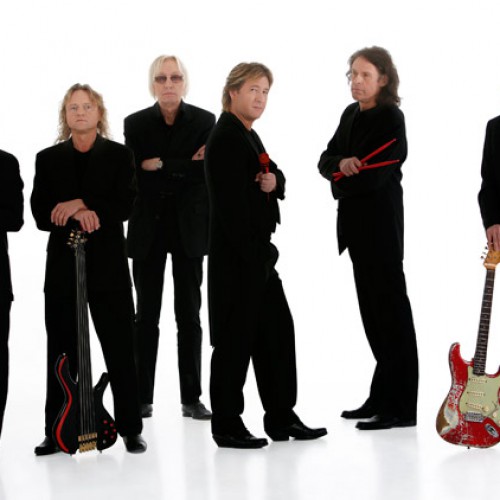 2010 - 35 Jahre Karat - eine wechselvolle Geschichte mit Höhen und Tiefen, wunderbar nachzulesen in der von Christine Dähn geschriebenen Biografie, welche im März des Jahres auf der Buchmesse in Leipzig vorgestellt wird. Außerdem erscheint das lang erwartete neue Album -Weitergeh’n- pünktlich im April zum Tourauftakt. Das Jubiläumskonzert am 09.04. in der -Alten Oper- in Erfurt, eine Zeitreise durch die Bandgeschichte mit vielen Gästen und Überraschungen, wird mitgeschnitten und erscheint im Sommer als DVD. Im April und Mai begibt sich die Band auf eine ausgedehnte Lesereise mit musikalischer Untermalung. Den musikalischen Schlußpunkt des Jahres setzen KARAT mit einer speziellen Geburtstagstour, bei der weitestgehend das Konzept des aufwändig gestalteten Jubiläumskonzertes in Erfurt wieder aufgegriffen wurde. Für das bereits 1992 erschienene Album -14 Karat- erhielt die Band in diesem Jahr eine Goldene Schallplatte und auch die DVD -Ostrock Klassik- 2007 wurde vergoldet.